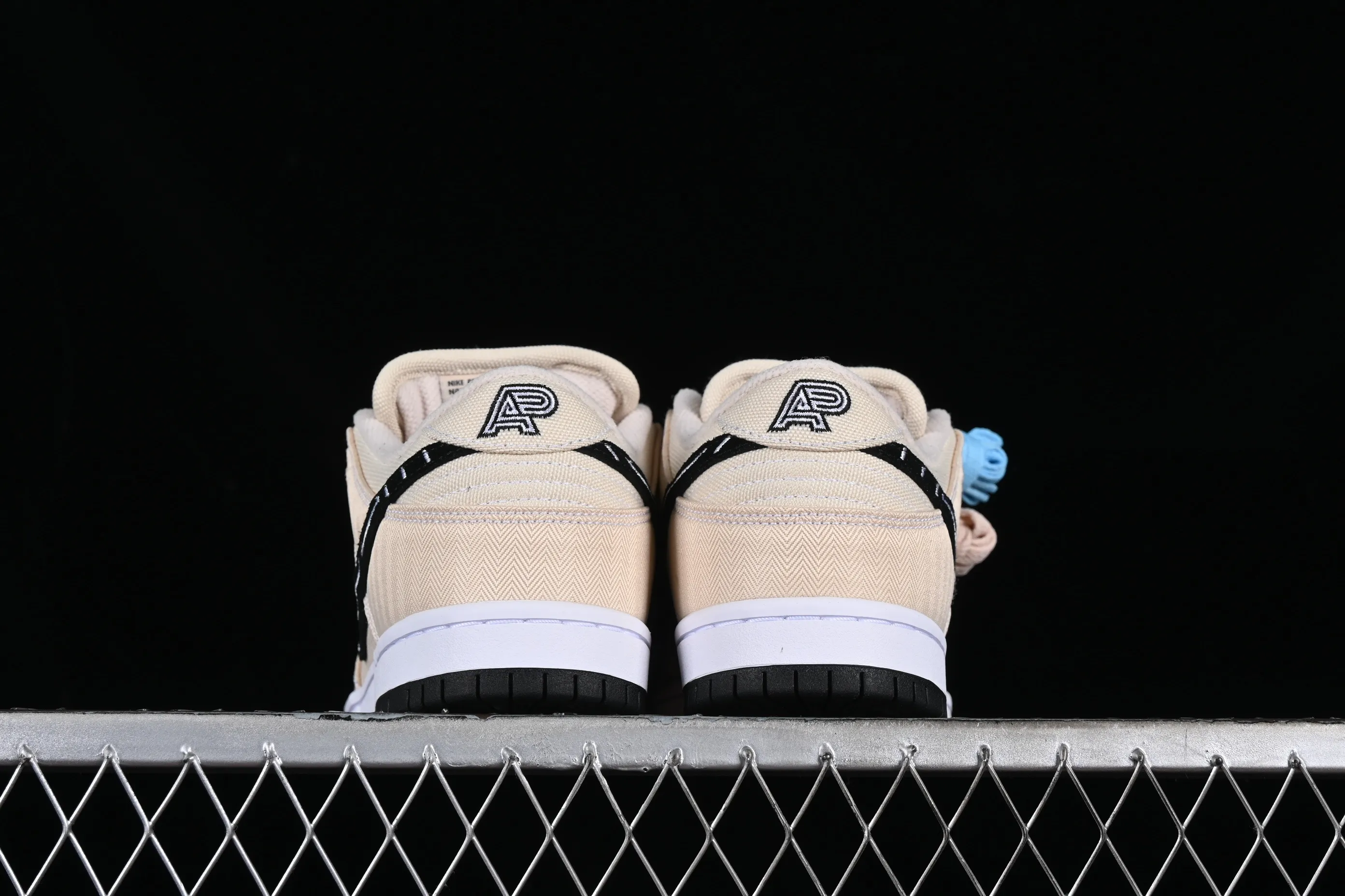 All Categories Nk SB Dunk Series Nk SB Dunk Low Low-top Sneakers J Version Albino & Preto